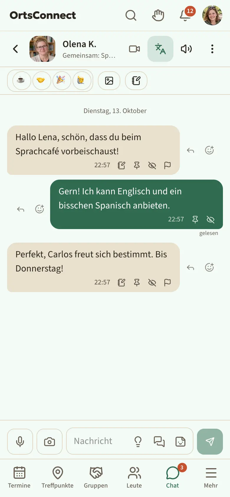 geöffnetes Direktgespräch: oben die Leiste mit „Stimmung“ (☕ 🤝 🎉 🙋), „Bilder“ und „Notizen“, darunter mehrere Sprechblasen, eigene Blasen rechts in Grün, unter der letzten eigenen Nachricht „gelesen“, unten das Eingabefeld „Nachricht“ mit Kamera, Smiley und Mikrofon
