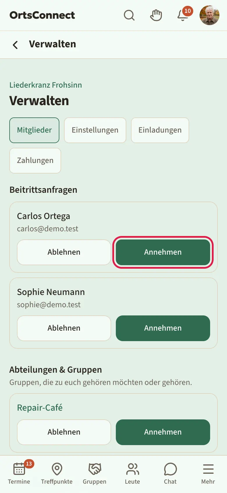 Verwalten › Mitglieder mit zwei offenen Beitrittsanfragen und den Knöpfen „Ablehnen“ und „Annehmen“