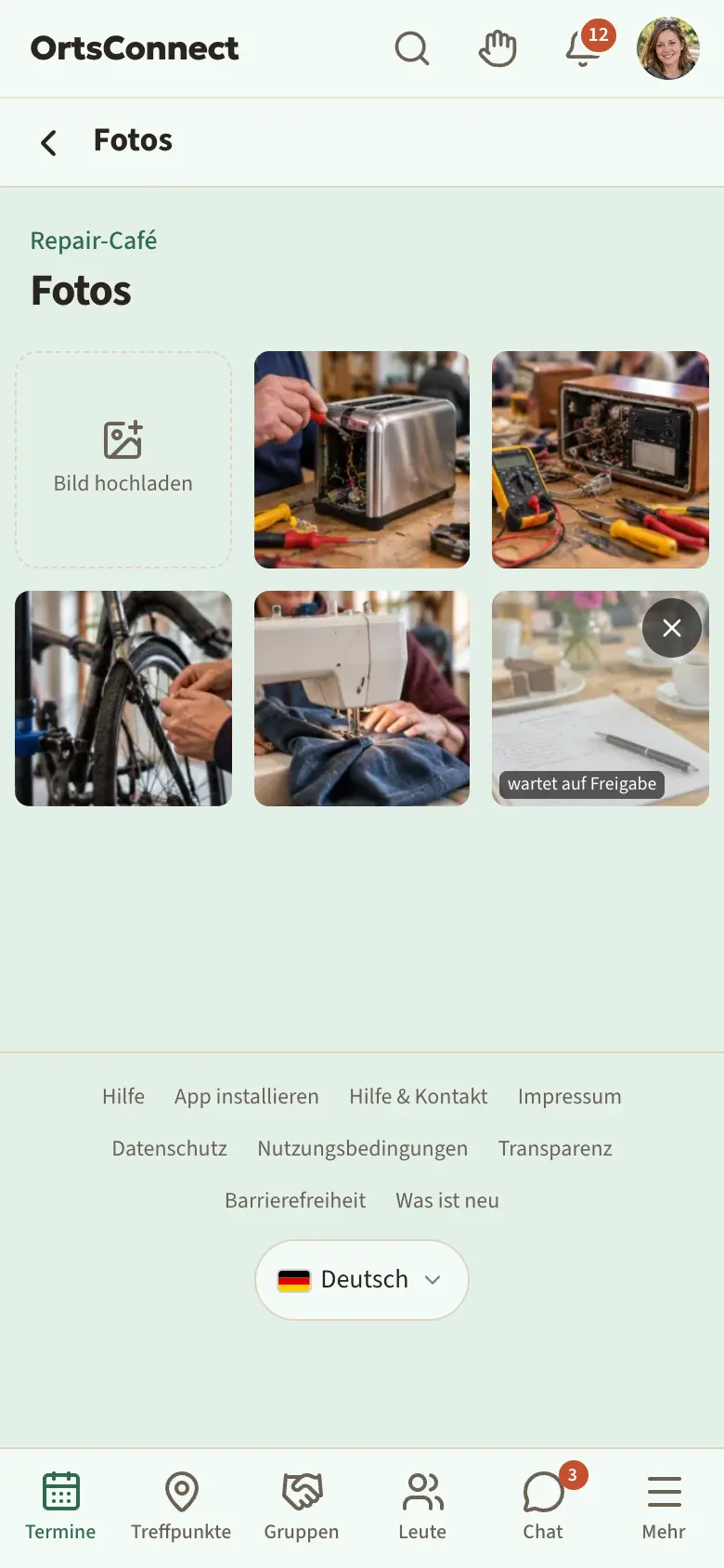 Seite „Fotos“ eines Termins mit Foto-Raster, links oben das Feld „Bild hochladen“ markiert, ein Foto mit dem Hinweis „wartet auf Freigabe“