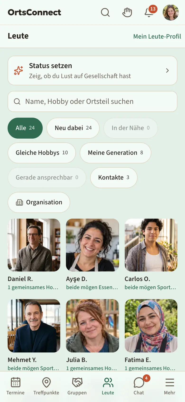 Bereich „Leute“ mit der Zeile „Status setzen“, darunter das Suchfeld und die Filter Alle, Neu dabei, In der Nähe, Gleiche Hobbys, Meine Generation, Gerade ansprechbar, Kontakte mit Anzahl, „Alle“ aktiv; Kacheln im Raster statt Karten; zwei Personenkarten mit Bild, Vorname und Initial, Alter als Jahrzehnt und dem Grund „2 gemeinsame Hobbys (Wandern, Kochen)“
