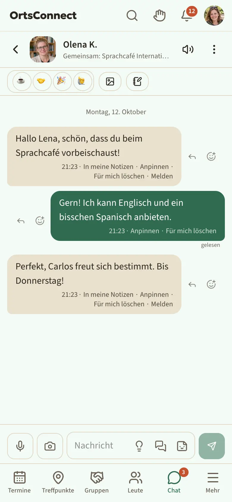 geöffnetes Direktgespräch: oben die Leiste mit „Stimmung“ (☕ 🤝 🎉 🙋), „Bilder“ und „Notizen“, darunter mehrere Sprechblasen, eigene Blasen rechts in Grün, unter der letzten eigenen Nachricht „gelesen“, unten das Eingabefeld „Nachricht“ mit Kamera, Smiley und Mikrofon