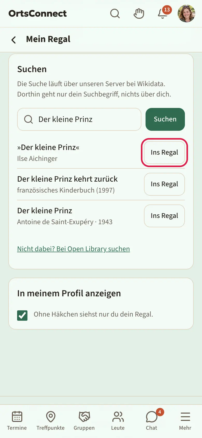 Mein Regal am Handy: oben die Bereiche Bücher, Filme & Serien, Gesellschaftsspiele, Musik; darunter die Karte mit eigenen Einträgen und Angabe; darunter die Suche mit Treffern und dem Knopf „Ins Regal“ markiert