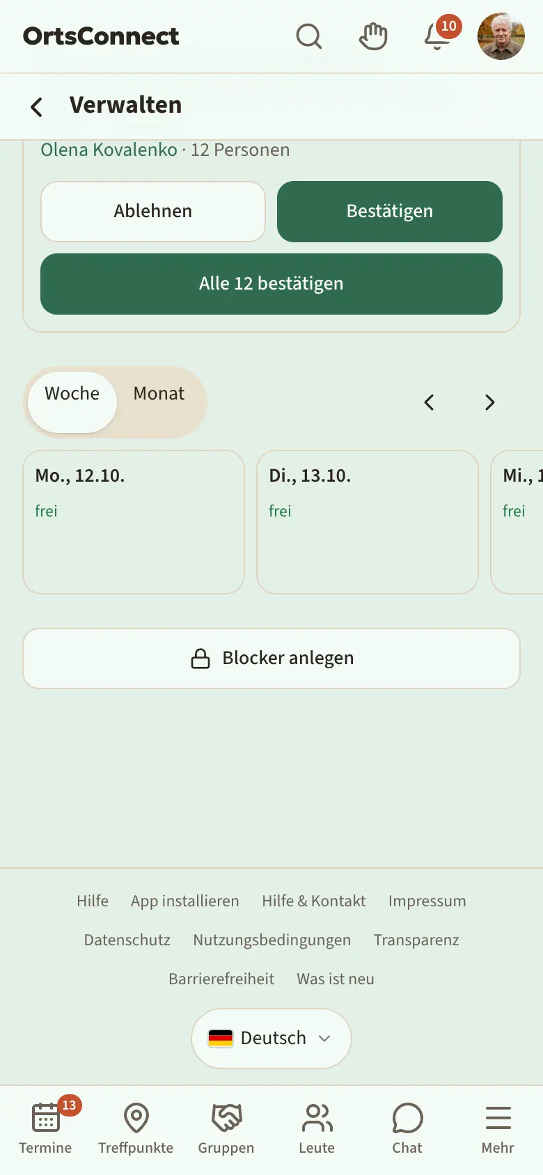 Verwaltung › Belegung, Wochenansicht mit drei Tagesspalten, einem bestätigten (voll gefärbten) und einem angefragten (gestrichelt umrandeten) Block; Umschalter „Woche · Monat“ markiert
