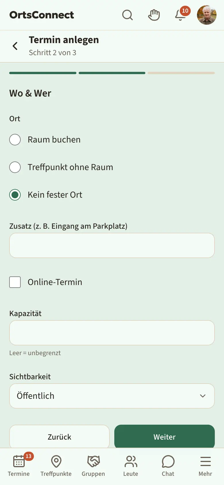 Assistent „Termin anlegen“, Schritt 2 „Wo & Wer“ mit Auswahl „Raum buchen“ / „Treffpunkt ohne Raum“ / „Kein fester Ort“, Kapazität und Sichtbarkeit