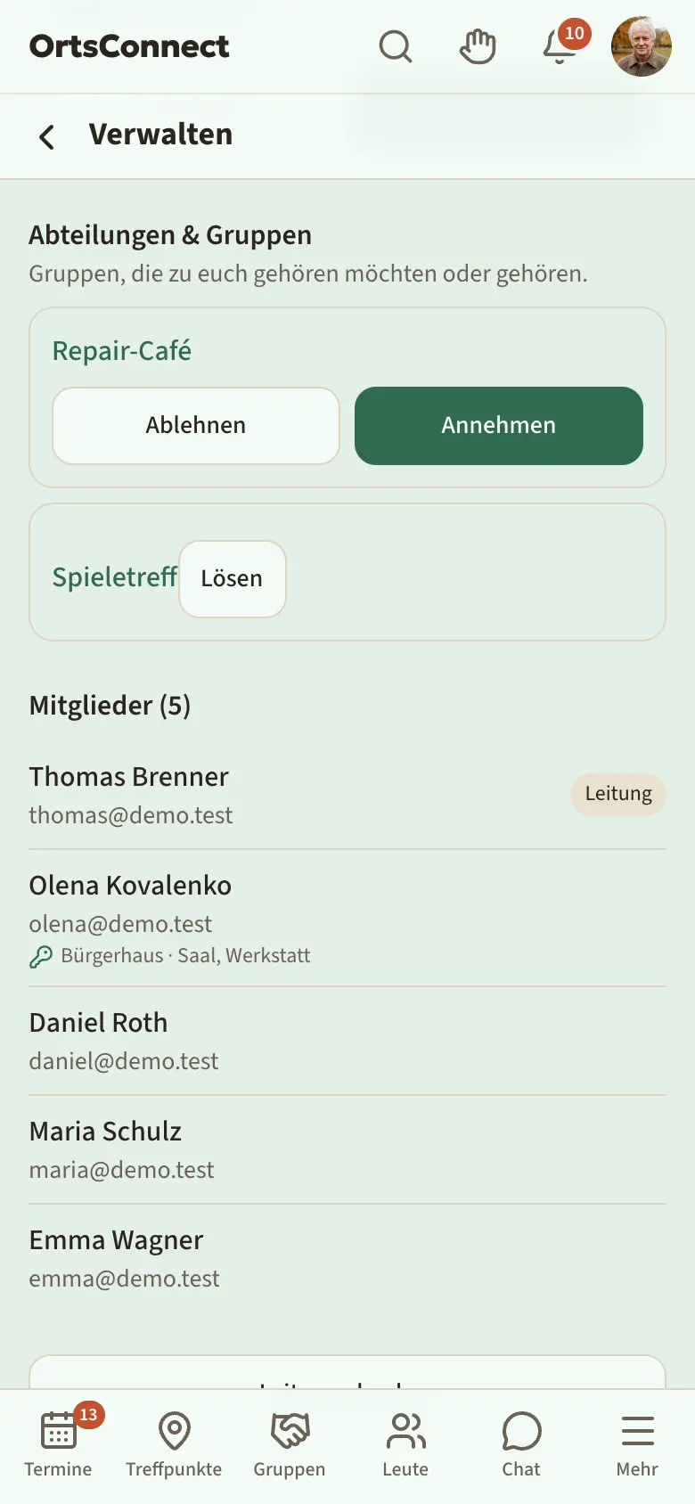 Verwalten › Mitglieder eines Vereins, Bereich „Abteilungen & Gruppen“ mit einer angefragten Gruppe (Knöpfe „Ablehnen“ und „Annehmen“) und einer bestätigten Gruppe (Knopf „Lösen“)